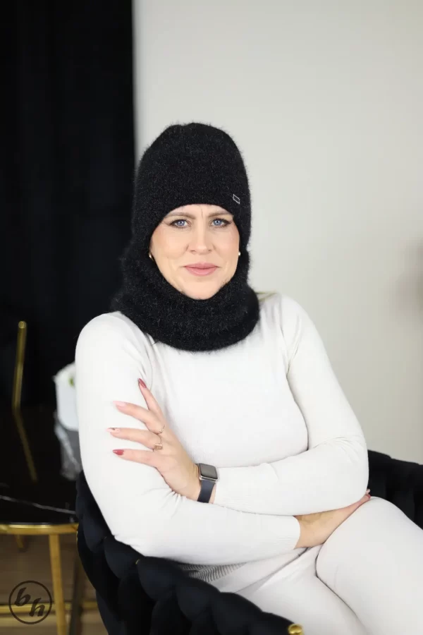 Czapka broszka z kominem- czarna
