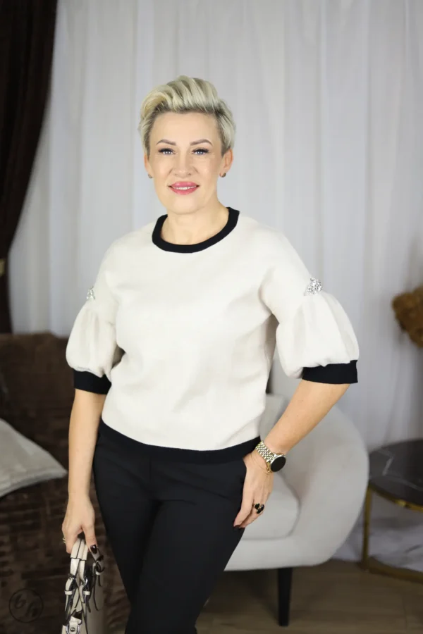 Sweterek damski broszka- śmietanowy